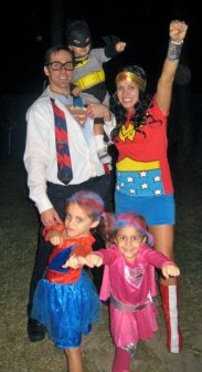 Clark Kent (Daddy), 6 mos prego Wonderwoman (Mommy), Spidergirl (Sidekcik), Supergirl (Sunshine), Batman (the Dude)